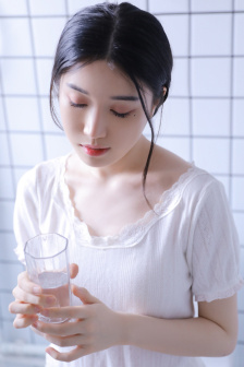 一面亲膜上边奶一个膜边